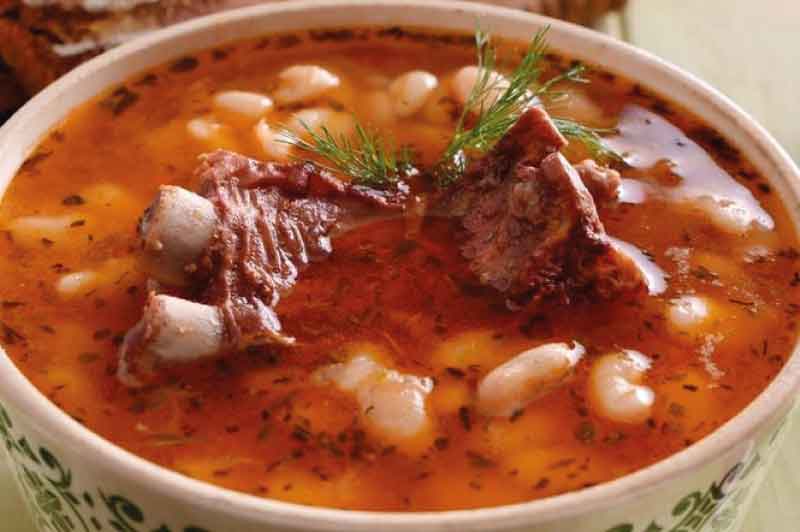 ciorba roumaine aux haricots et jaret de porc fume central transylvania